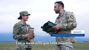 Военнослужащие из Италии и США обмениваются пайками