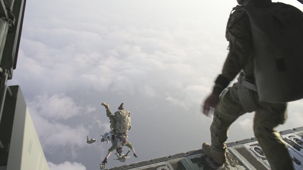 DVIDS - Video - US, Australia Special Forces conduct military free fall ...