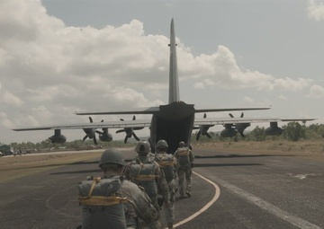 Philippines, US special forces perform airborne operation