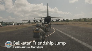 Philippines, US special forces perform airborne operation