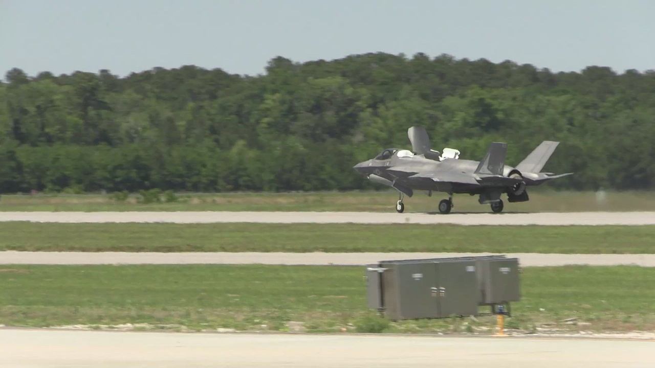 DVIDS - Video - 2023 Beaufort Air Show Day Two F-35B Lightning Demo