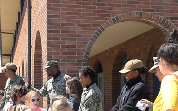 Sailors Volunteer at Operation Pals