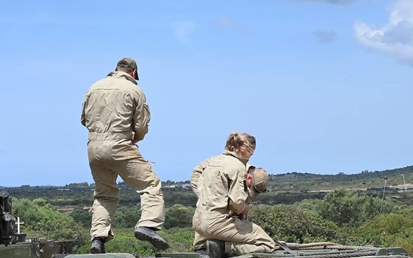 Exercise Noble Jump 23: Norwegian, Dutch, German Soldiers Lift Leopard Tank