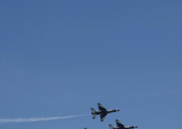 Thunderbirds perform over Jones Beach