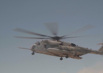 ITX 4-23: 1/25 Marines deplane a Super Stallion