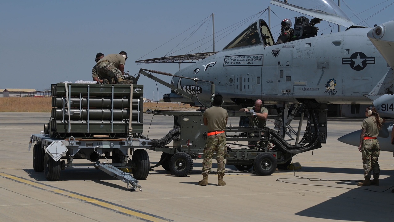 DVIDS - Video - A-10 crew demonstrates loading ammunition