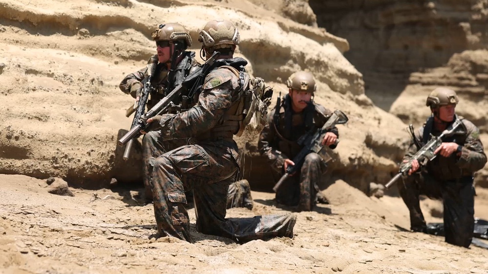 DVIDS - Video - 3d Reconnaissance Marines conduct water insertion and live-fire training