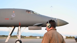 B-1B Lancers hot pit refuel between missions