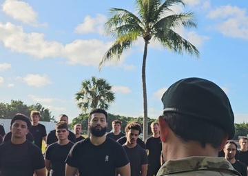3/20th Special Forces NCO addresses participants for Socom Athlete's Veterans Day Hell Day event in Fort Lauderdale, FLorida