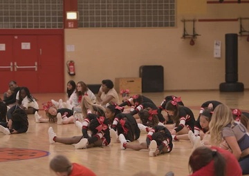 Indianapolis Colts Cheerleaders visit Baumholder (Broll)