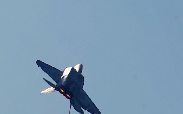 F-22 Raptor Demo - QC Air Show pt.2