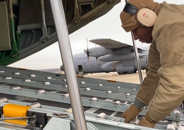 Port Dawgs gather for pallet packing practice