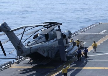 31st MEU and U.S. Navy conduct flight operations aboard USS America