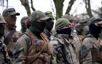 НАТО поддерживает всех украинцев, борющихся за свою свободу и нашу общую безопасность (Mastersubs RUS)