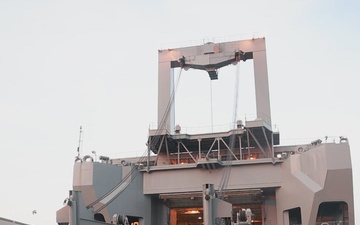 MV Roy Benavidez (T-AKR-306) Onload