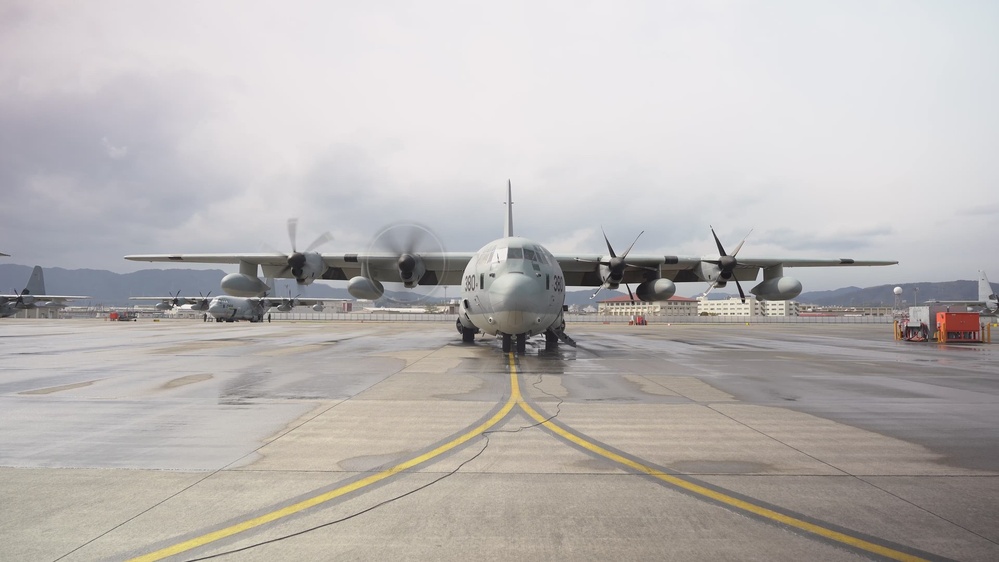 DVIDS - Video - Wait for drop: VMGR-152 conducts joint air drop