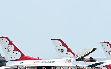 Heroes of Flight Airshow: Thunderbirds demonstration