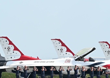 Heroes of Flight Airshow: Thunderbirds demonstration