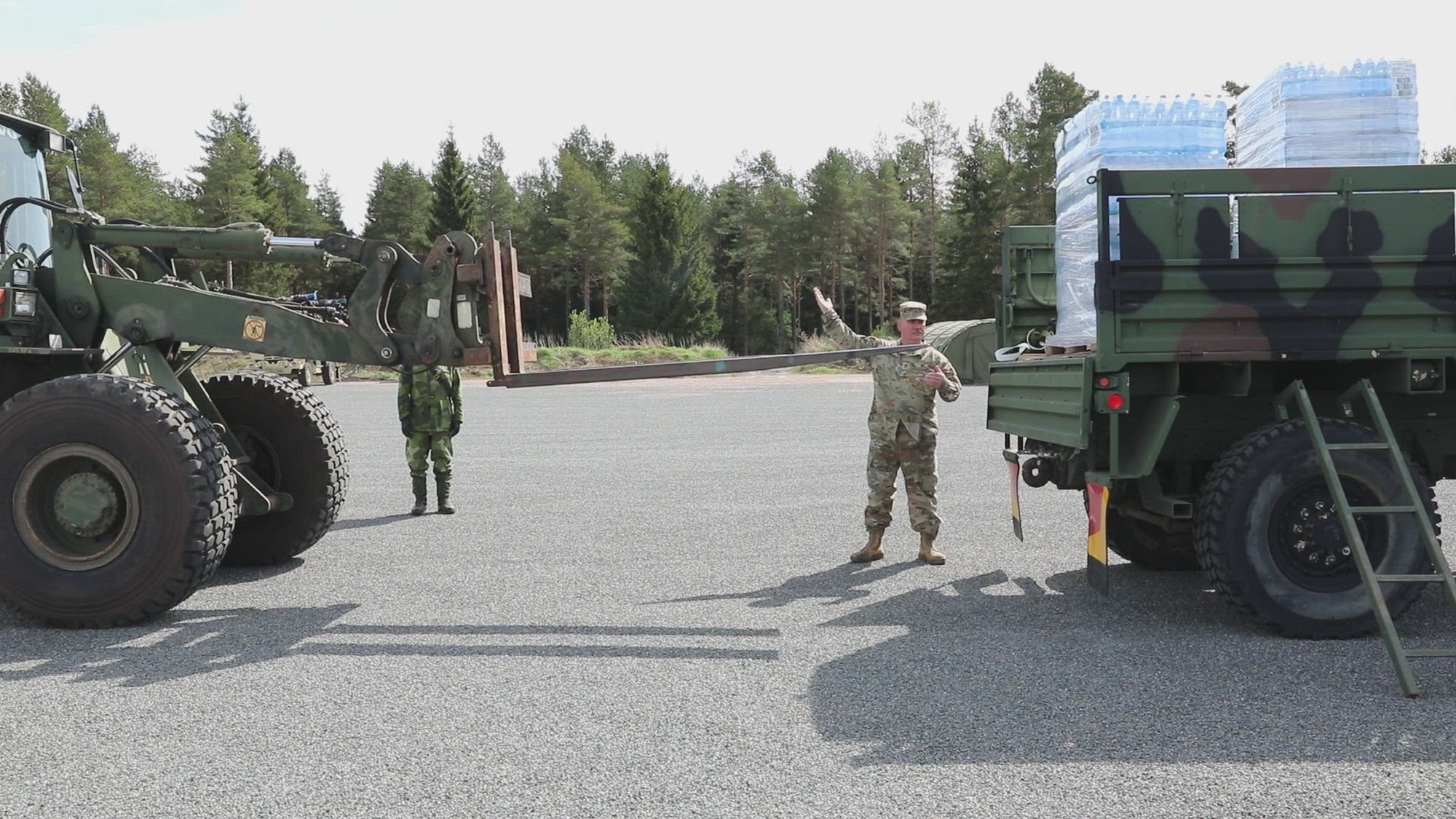 SKILLINGARYD, Sweden – U.S. Army Reserve Soldiers from the 510th Regional Support Group (RSG) work with Swedish military logistical teams to distribute supply to arriving personnel during Defender Europe on May 5, 2024, in Skillingaryd, Sweden. (U.S. Army Reserve video by Capt. David A. Jackson)