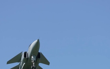 Swedish Gripen jets practise landing on highways (