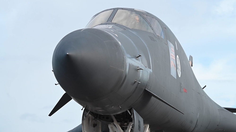 【未組立品】Hasegawa  B-1B  BOMBER B-1B Lancer Strategic Bomber USAF Reg :EL-288W 1:200 Scale