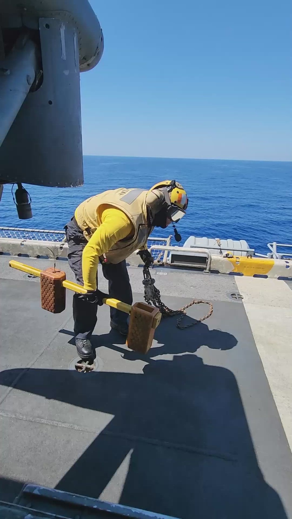 DVIDS - Video - Wasp conducts VERTREP with Robert E. Peary