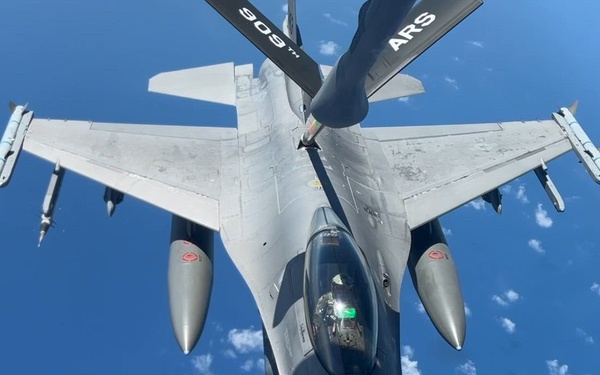 KC-135 Stratotanker refuels F-16C Fighting Falcons