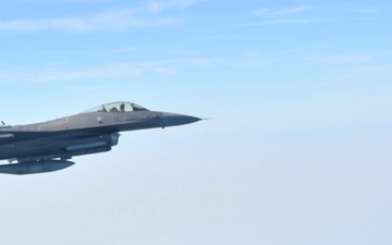 F-16 Fighting Falcon approaches KC-135R Stratotanker