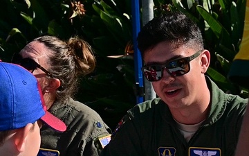 446th Airlift Wing pilots, loadmasters sign autograph at Pacific Airshow Gold Coast