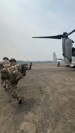 Marine Corps Osprey Transports U.S. Army Soldiers to Airborne DropZone