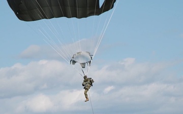 NATO paratroopers drop over Europe for exercise Swift Response (international)