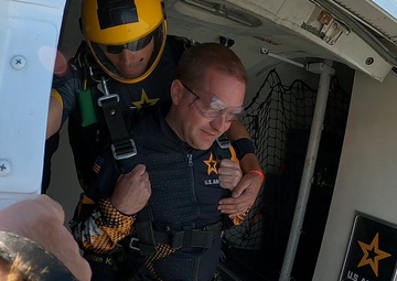 Army Golden Knights fly with mayor at Airshow London to celebrate 100 years of Royal Canadian Air Force