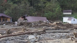 101st Airborne Division Soldiers Deliver Relief Supplies