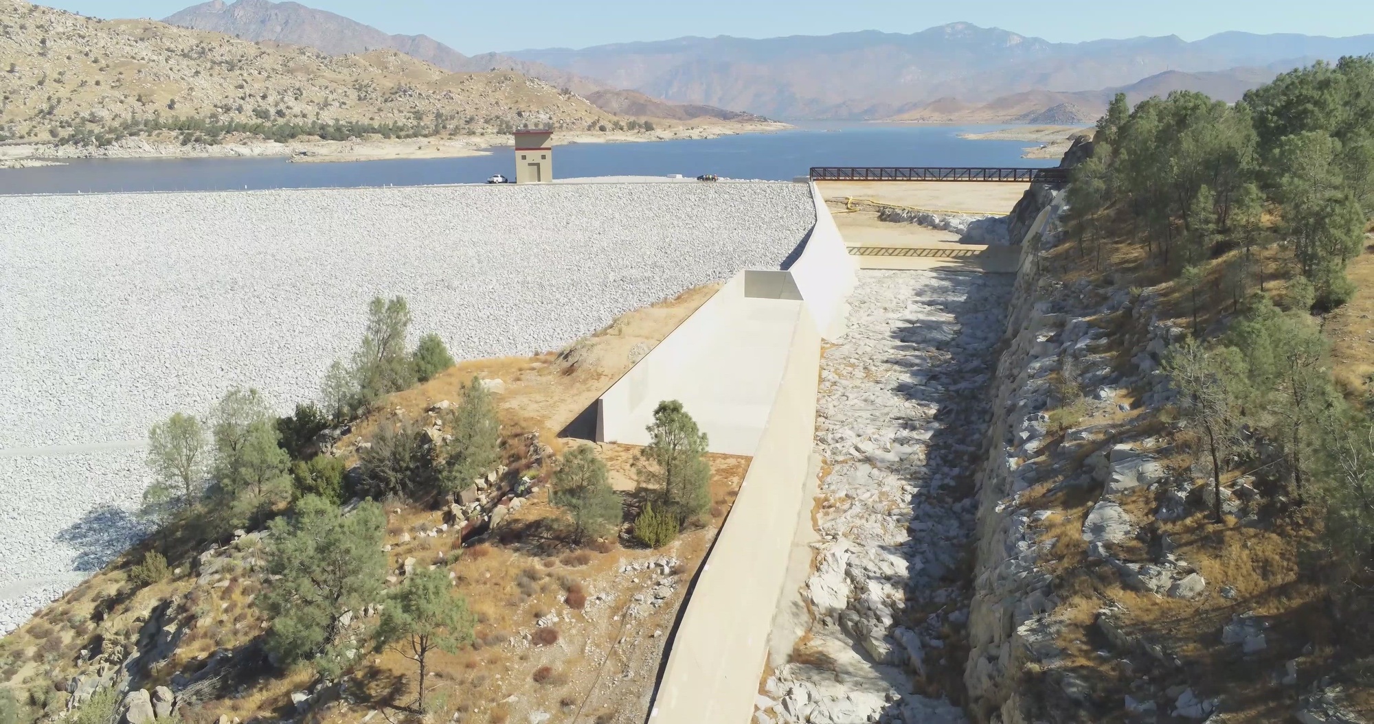 Aerial video of the Isabella Dam Safety Modification Project&#39;s Main Dam, Existing Service Spillway and Auxiliary Dam, showing significant completion of Phase II construction, Isabella Lake, Calif., Sept. 23, 2024. (No audio)

The U.S. Army Corps of Engineers infrastructure project reduces the risk of catastrophic floods resulting from dam breach for downstream communities.

In 2024, the USACE was honored with the National Academy of Construction&#39;s Recognition of Special Achievement Award for their exceptional work on the Isabella Dam Safety Modification Project at Isabella Lake.

Learn more: https://www.