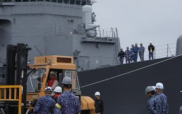 Keen Sword 25: JMSDF Murasame-class destroyer JS Inazuma (DD 105) picks up simulated ammunition at MCAS Iwakuni harbor