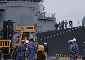 Keen Sword 25: JMSDF Murasame-class destroyer JS Inazuma (DD 105) picks up simulated ammunition at MCAS Iwakuni harbor