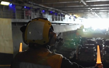 24th Marine Expeditionary Unit Special Operations Capable disembark USS Wasp (LHD 1)