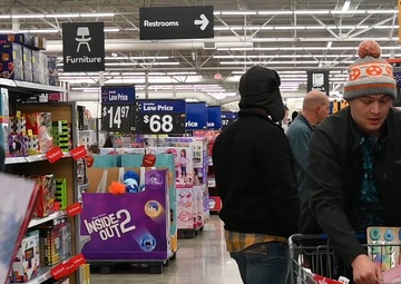 134th ARW Airmen deliver holiday cheer through Santa Cops