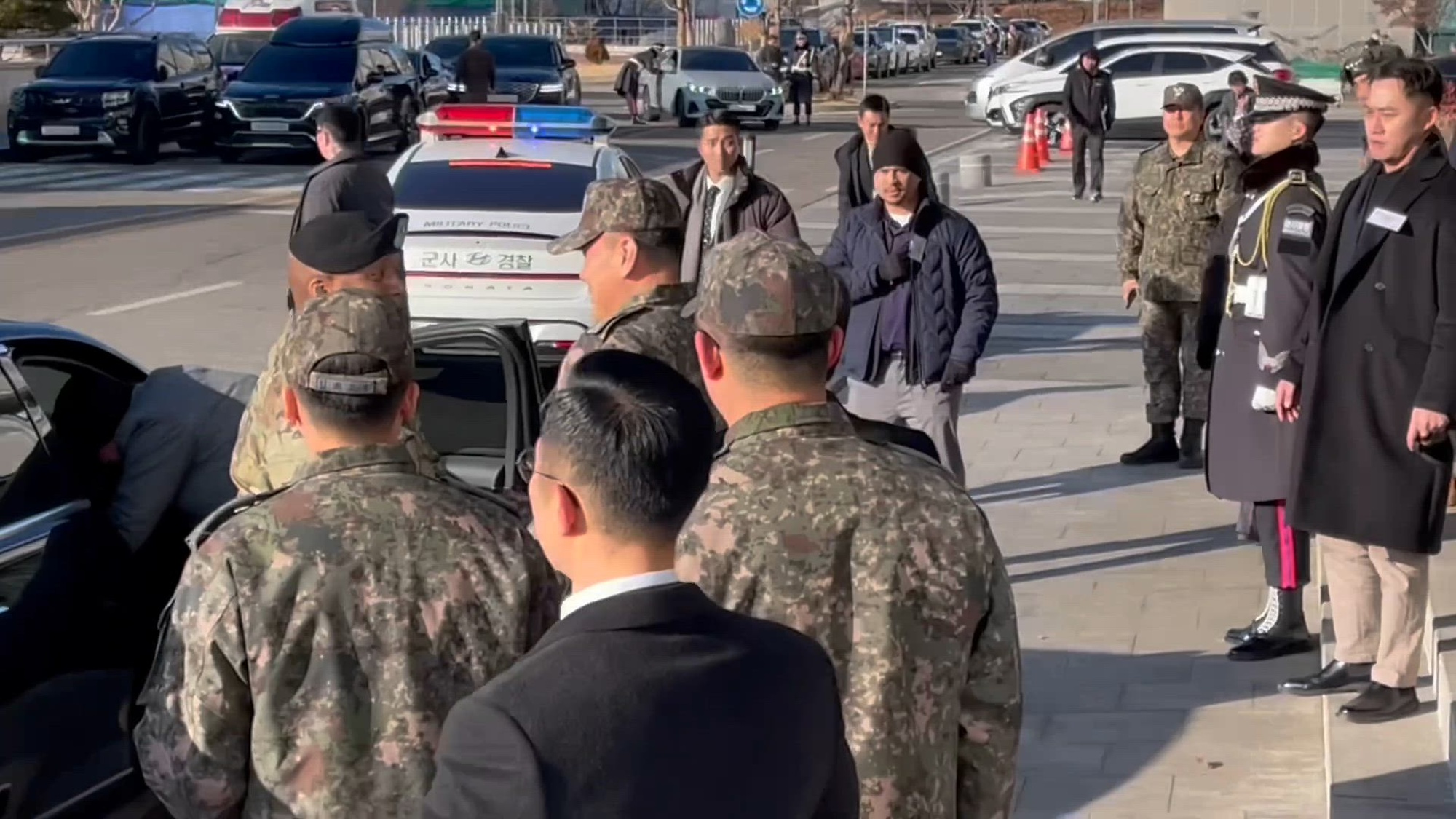 Adm. Kim Myung-soo, Chairman of the Joint Chiefs of Staff, welcomed Gen. Xavier Brunson,<br />Commander of the ROK-U.S. Combined Forces Command, during his first visit to the JCS, Jan. 9. They discussed recent security situations on the Korean Peninsula and the current topics related to the ROK-U.S. Alliance.
