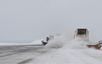 316th CES keeps America’s Airfield operational during winter storm