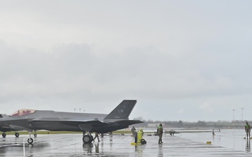 US, RAF F-35 hot-pit refueling at RAF Lakenheath B-Roll