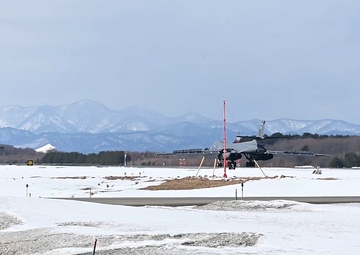 The 34th Expeditionary Bomb Squadron B-1B Lancer continues to conduct hot pit refuel operations during BTF 25-1 at Misawa Air Base, Japan