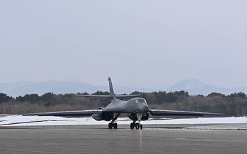 The 34th Expeditionary Bomb Squadron B-1B Lancer conducts final hot pit refuel operations during BTF 25-1 at Misawa Air Base, Japan