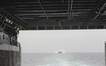 QUART 25.2: LCAC offloads vehicles onto USS Somerset (LPD 25)