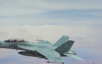 Navy Super Hornets fly in formation over USCENTCOM AOR (stringer)