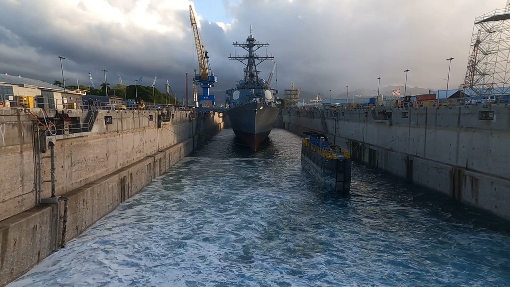 DVIDS - Video - USS Hopper (DDG 70) Undocking