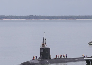 USS Minnesota (SSN 783) moors alongside USS Emory S. Land (AS 39)