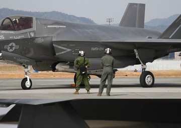 VMFA-214 train with missiles on MCAS Iwakuni