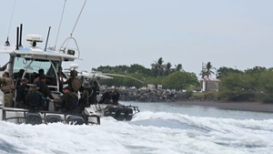 Guatemalan sailors and U.S. Navy Special Warfare combat crewmen conducts drug interdiction exercise