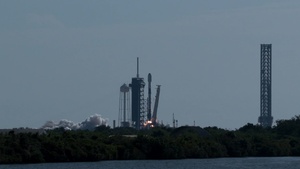 Starlink 10-32 Launches from Kennedy Space Center